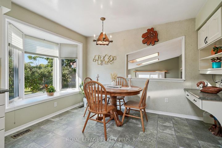 Photo 14 at 2335 Wyandotte Drive, WO West, Oakville