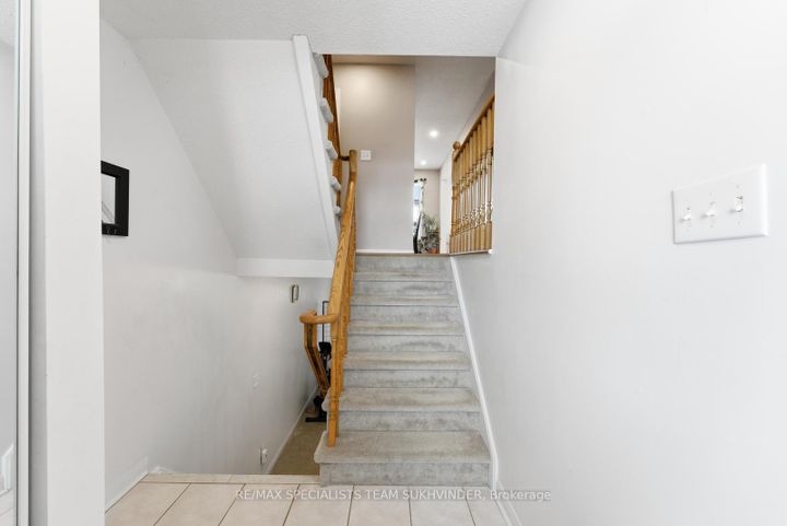 Photo 7 at 92 - 2 Clay Brick Court, Brampton North, Brampton