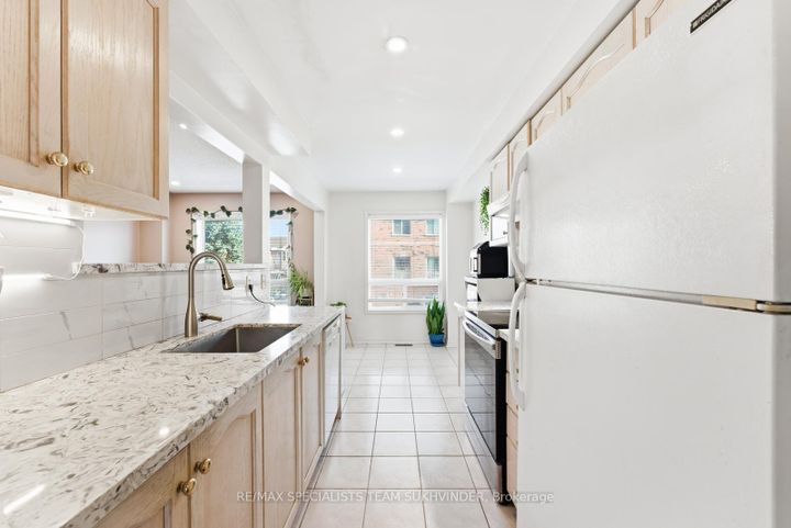 Photo 11 at 92 - 2 Clay Brick Court, Brampton North, Brampton