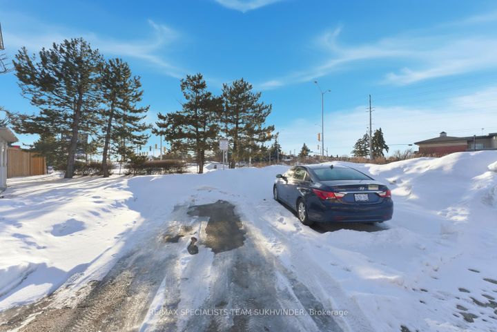 Photo 38 at 92 - 2 Clay Brick Court, Brampton North, Brampton