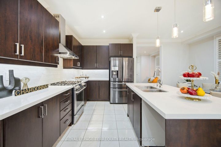 Photo 9 at 86 Hatton Garden Road, Vellore Village, Vaughan