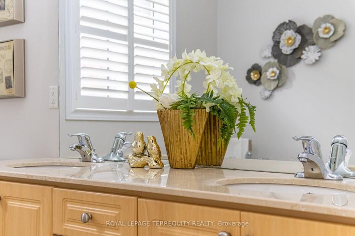 Photo 29 at 86 Hatton Garden Road, Vellore Village, Vaughan