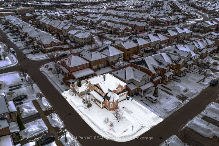 Photo 2 at 3 Decker Hollow Circle, Credit Valley, Brampton