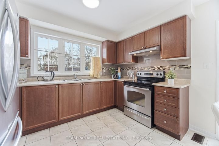 Photo 11 at 3 Decker Hollow Circle, Credit Valley, Brampton