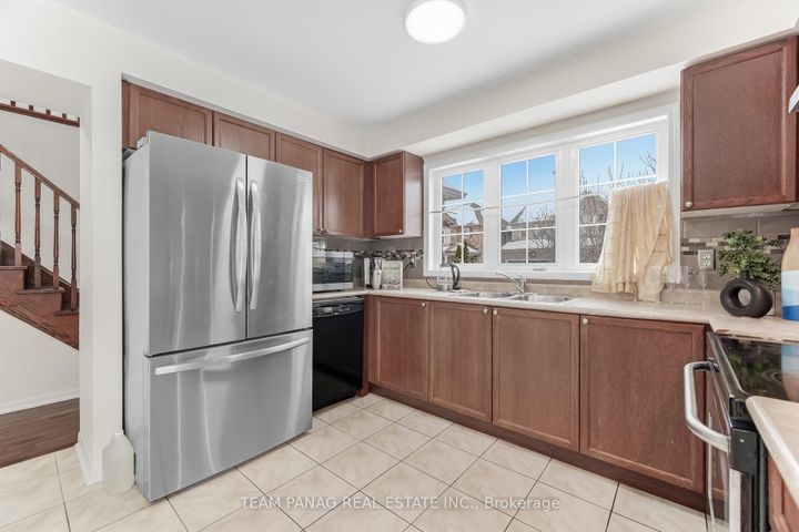 Photo 12 at 3 Decker Hollow Circle, Credit Valley, Brampton