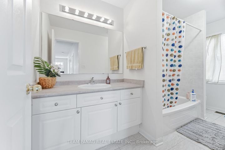 Photo 31 at 3 Decker Hollow Circle, Credit Valley, Brampton