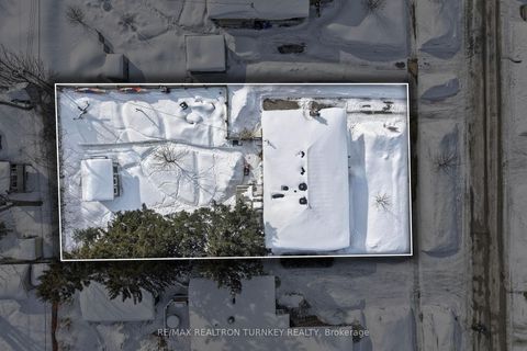 Photo 2 at 27 Marion Crescent, Wellington, Barrie