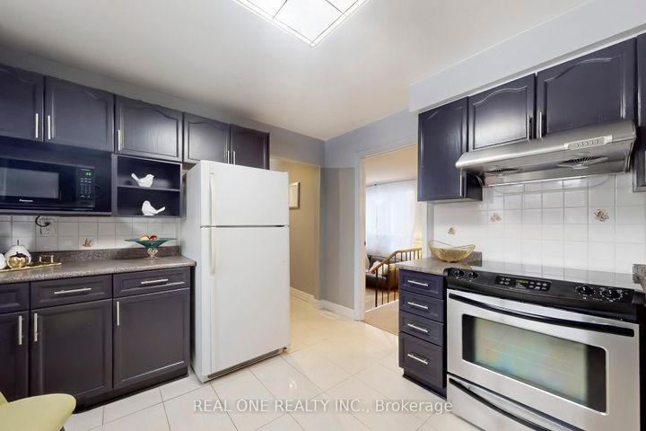 Photo 10 at 62 Courville Coach Way, Pleasant View, Toronto