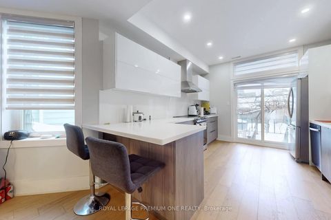 Photo 7 at 223 Manning Avenue, Bellwoods, Toronto