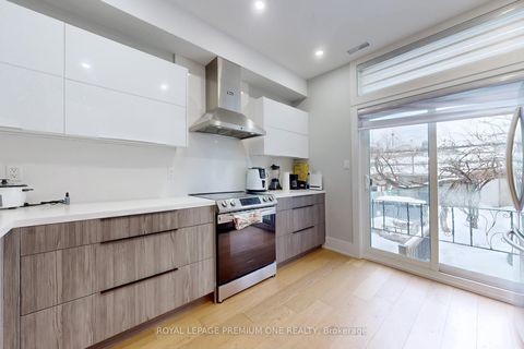 Photo 9 at 223 Manning Avenue, Bellwoods, Toronto