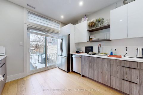 Photo 11 at 223 Manning Avenue, Bellwoods, Toronto
