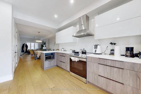 Photo 13 at 223 Manning Avenue, Bellwoods, Toronto