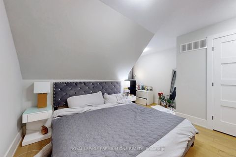 Photo 23 at 223 Manning Avenue, Bellwoods, Toronto