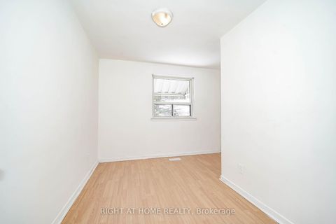 Photo 7 at 4 Pender Crescent, Sullivan, Toronto