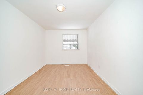 Photo 10 at 4 Pender Crescent, Sullivan, Toronto