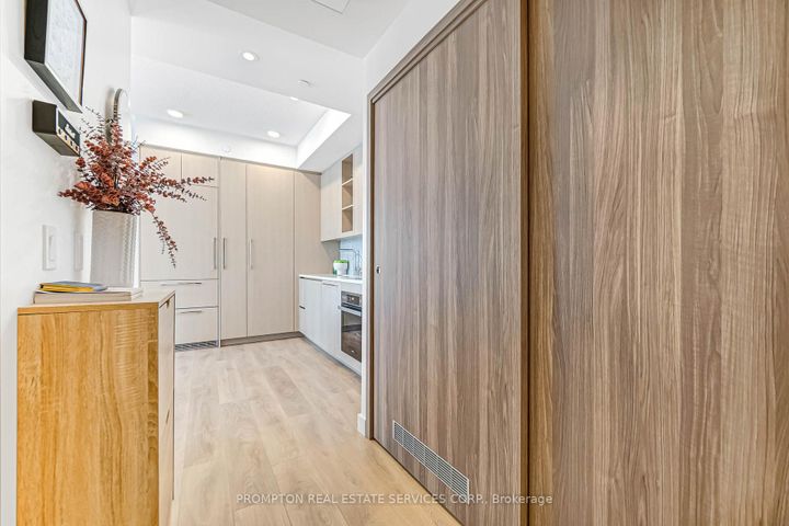 Photo 4 at #809 - 95 McMahon Drive, Bayview Village, Toronto