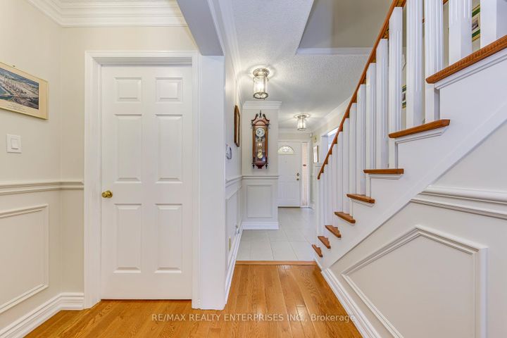 Photo 4 at 2900 Arlington Drive, CV Clearview, Oakville