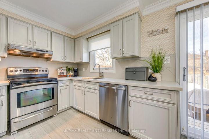 Photo 13 at 2900 Arlington Drive, CV Clearview, Oakville