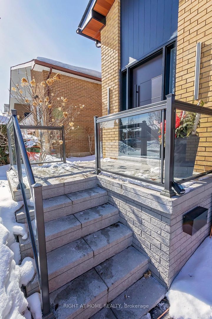 Photo 3 at 2814 Windjammer Road, Erin Mills, Mississauga