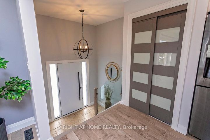 Photo 4 at 2814 Windjammer Road, Erin Mills, Mississauga