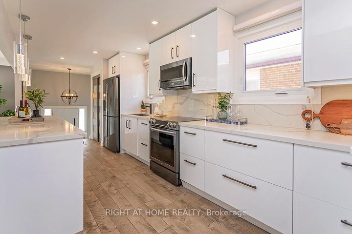 Photo 7 at 2814 Windjammer Road, Erin Mills, Mississauga