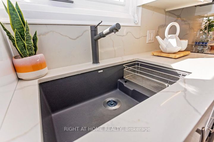 Photo 8 at 2814 Windjammer Road, Erin Mills, Mississauga