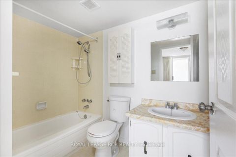 Photo 11 at 904 - 20 William Roe Boulevard, Central Newmarket, Newmarket