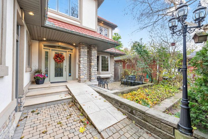 Photo 2 at 1670 Lincolnshire Boulevard, Lakeview, Mississauga