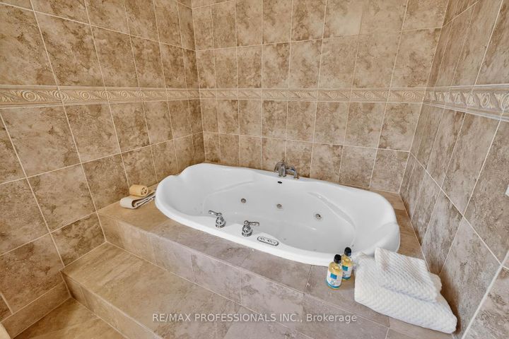 Photo 16 at 1670 Lincolnshire Boulevard, Lakeview, Mississauga