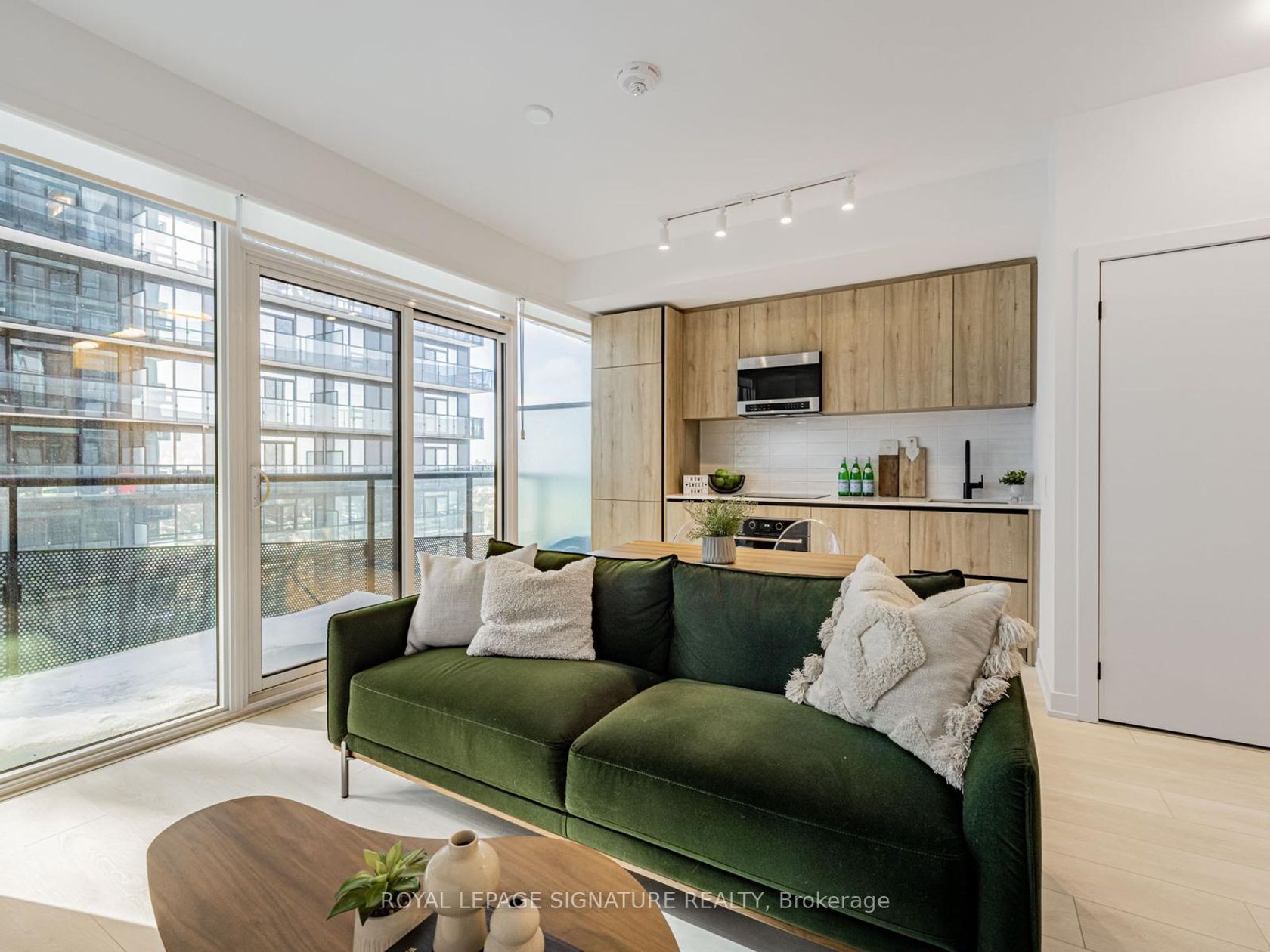 2307 - 127 Broadway Avenue, Mount Pleasant West, Toronto by Loree Meneguzzi Real Estate 2307 - 127 Broadway Avenue, Mount Pleasant West, Toronto