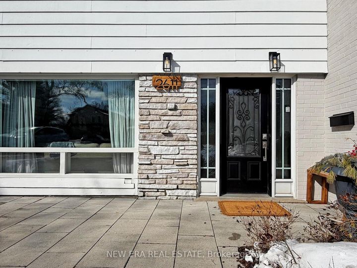 Photo 4 at 2611 Truscott Drive, Clarkson, Mississauga