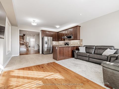 Photo 12 at 26 Spruce Pine Crescent, Patterson, Vaughan