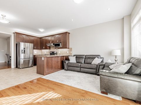 Photo 13 at 26 Spruce Pine Crescent, Patterson, Vaughan