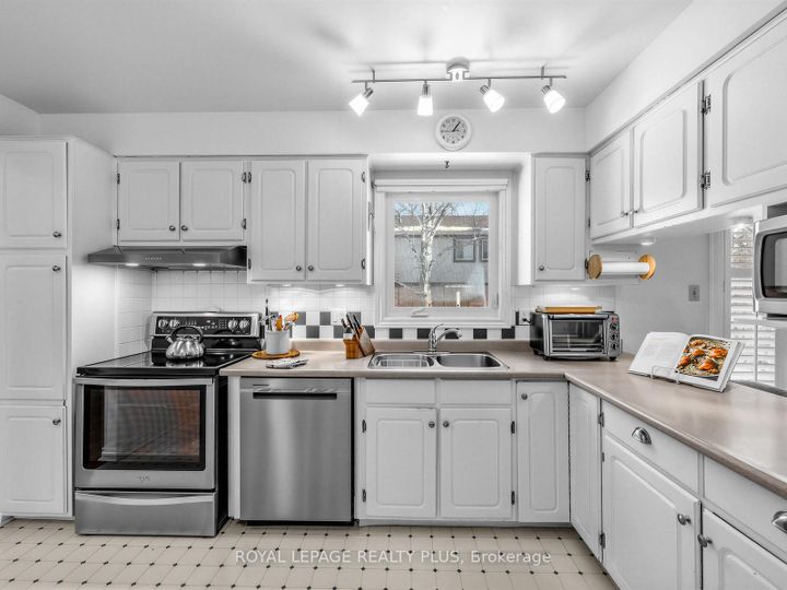 Photo 14 at 4138 Marigold Crescent, Erin Mills, Mississauga