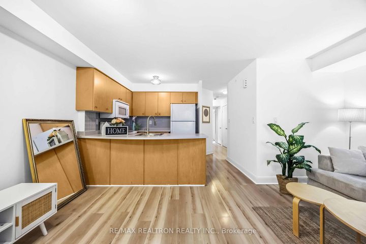 Photo 9 at 121 - 415 Jarvis Street, South St. James Town, Toronto