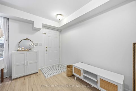 Photo 4 at 121 - 415 Jarvis Street, South St. James Town, Toronto