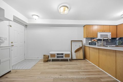 Photo 10 at 121 - 415 Jarvis Street, South St. James Town, Toronto