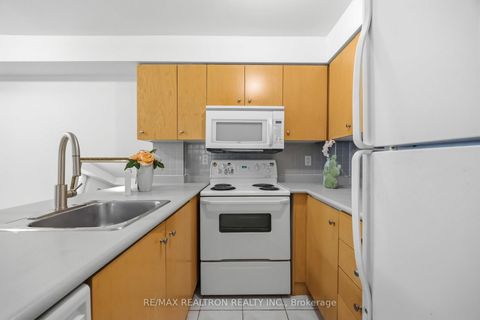 Photo 12 at 121 - 415 Jarvis Street, South St. James Town, Toronto