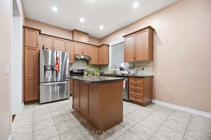 Photo 7 at 26 Drummondville Drive, Bram East, Brampton