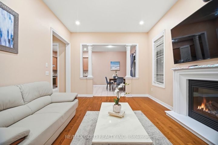 Photo 11 at 26 Drummondville Drive, Bram East, Brampton