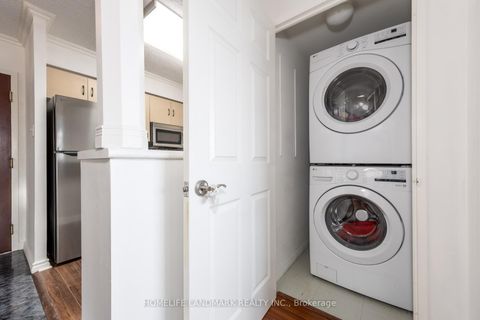 Photo 13 at 711 - 91 Townsgate Drive, Yorkhill, Vaughan