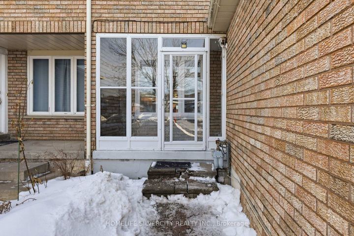 Photo 8 at 77 Tulip Drive, Fletcher's Creek South, Brampton