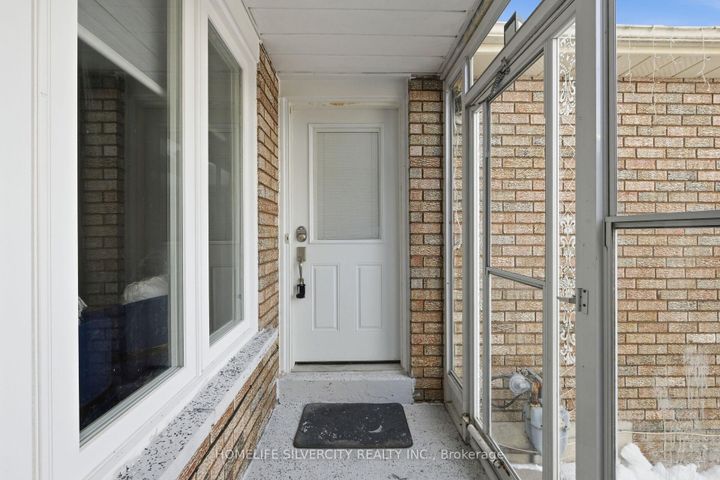 Photo 9 at 77 Tulip Drive, Fletcher's Creek South, Brampton