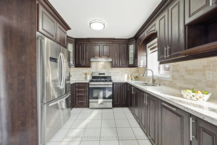 Photo 21 at 77 Tulip Drive, Fletcher's Creek South, Brampton