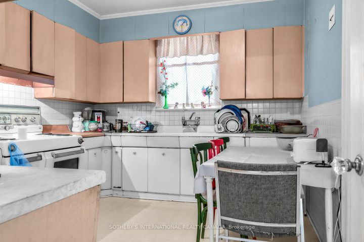 Photo 12 at 10 Gardiner Road, Forest Hill South, Toronto