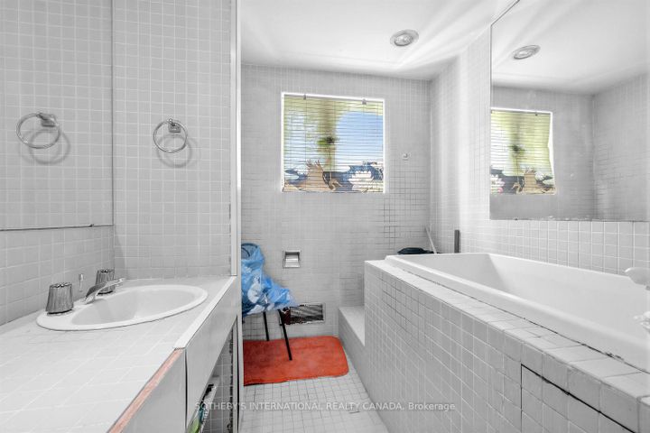 Photo 16 at 10 Gardiner Road, Forest Hill South, Toronto