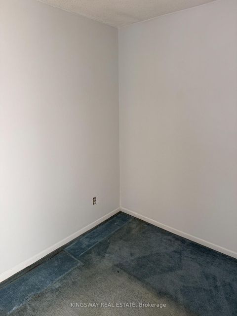 Photo 5 at 347 - 1395 Williamsport Drive, Applewood, Mississauga