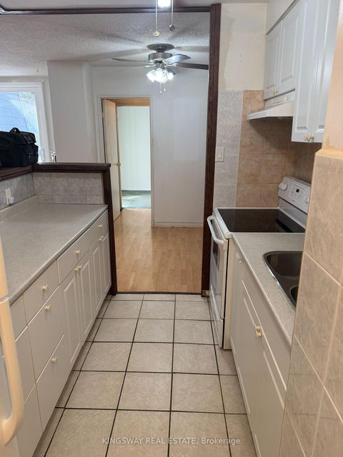 Photo 7 at 347 - 1395 Williamsport Drive, Applewood, Mississauga