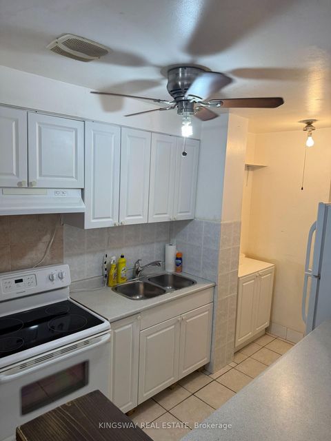 Photo 8 at 347 - 1395 Williamsport Drive, Applewood, Mississauga