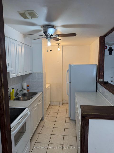 Photo 9 at 347 - 1395 Williamsport Drive, Applewood, Mississauga